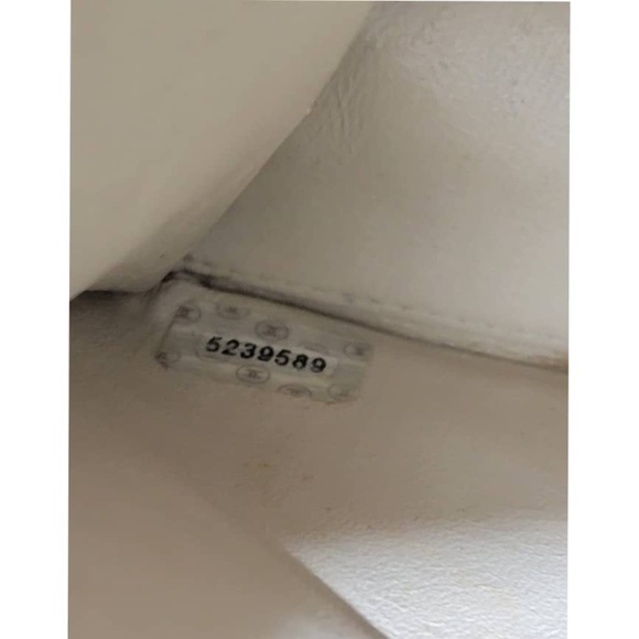 Authentic CHANEL Vintage Caviar Beige Flap Bag Beige Cream 24k Gold - Picture 3 of 15